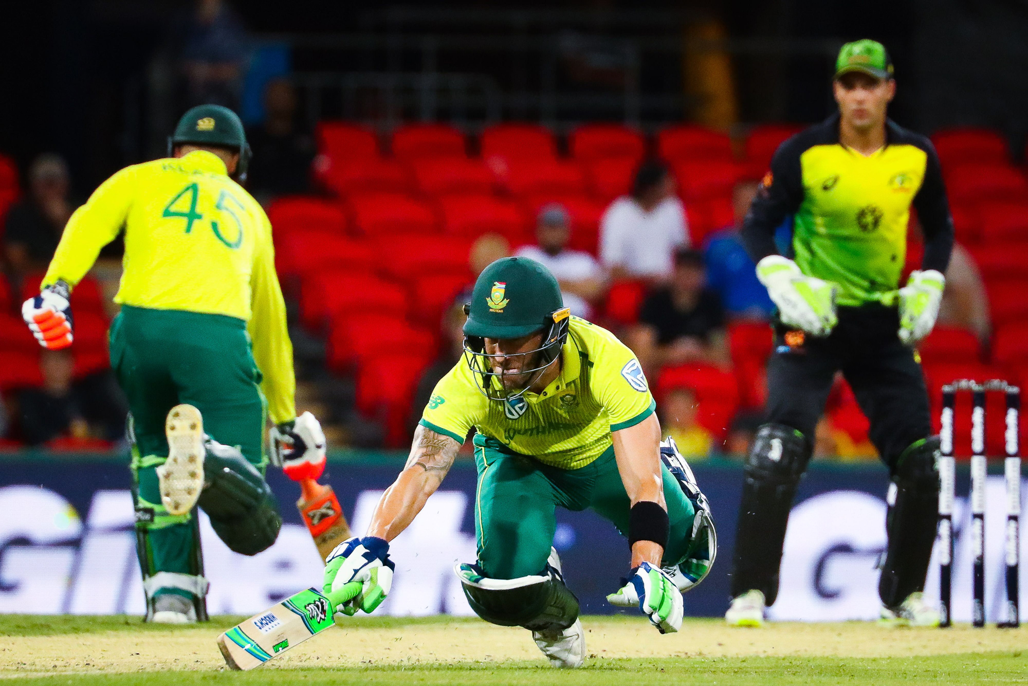 Faf du Plessis of South Africa runs between the wickets during the T20 international cricket match between Australia and South Africa at Metricon Stadium on the Gold Coast on November 17, 2018. (Photo by Patrick HAMILTON / AFP) / -- IMAGE RESTRICTED TO ED