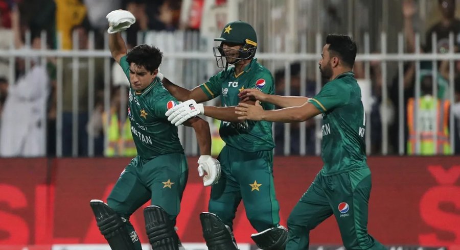 Naseem hits two sixes to put Pakistan in final of Asia Cup