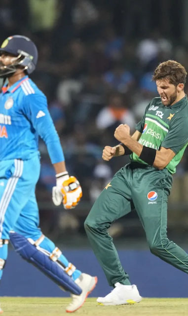 Shaheen picks up fourth wicket, Pandya dismissed