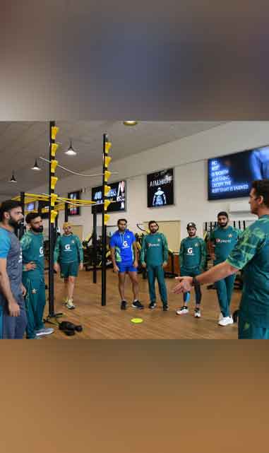 Pakistan players in discussions with their fitness trainer