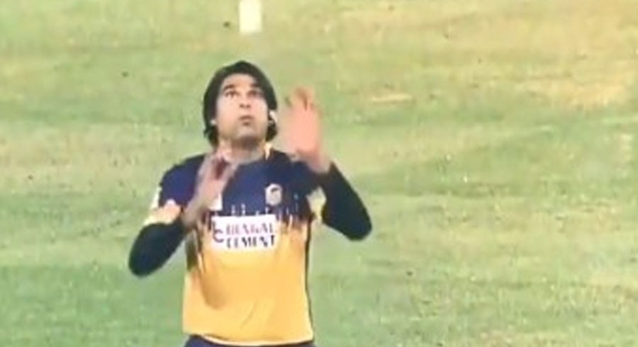 WATCH: Mohammad Irfan receives a blow to his head