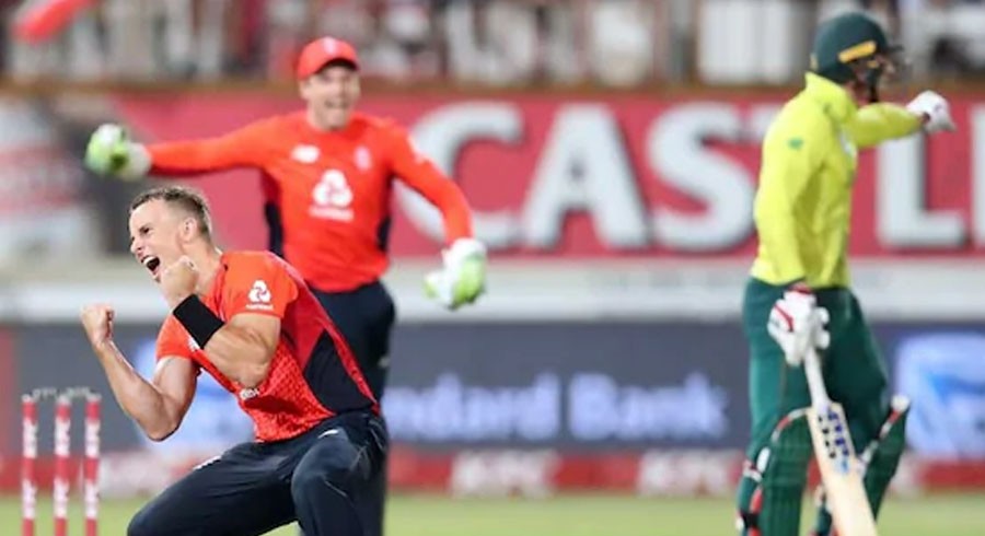 Curran holds nerve as England edge thriller to level series