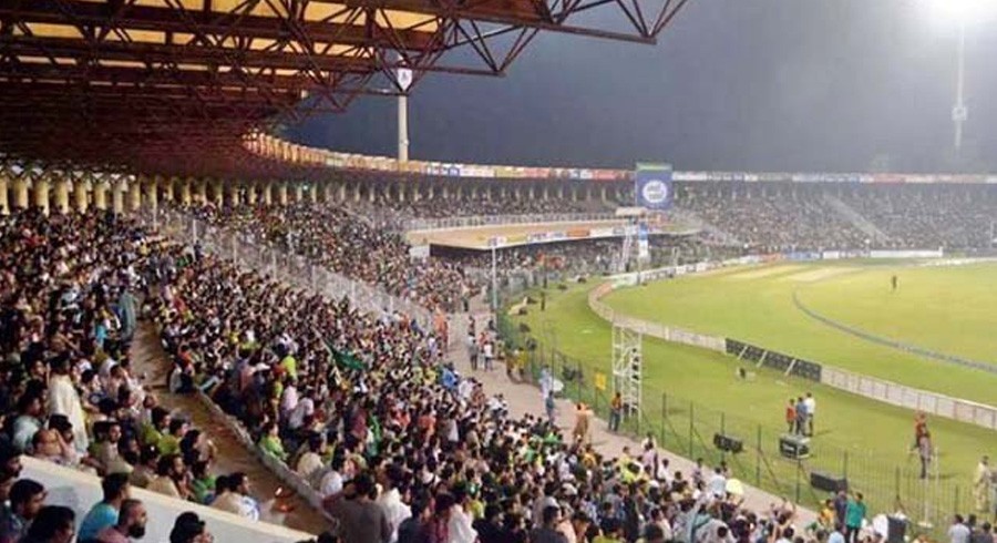 کورونا وائرس؛ پی ایس ایل میچ دیکھنے آنے والوں کی اسکریننگ کا فیصلہ