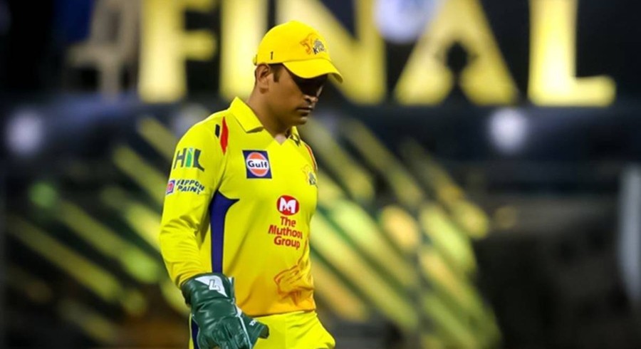 Dhoni slammed for 'bullying' umpire into changing mind