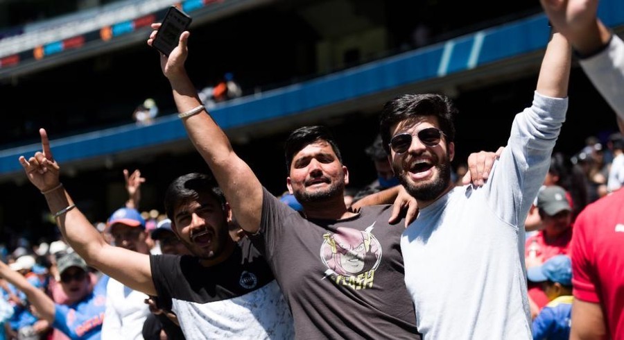 Fans urged to cheer quietly at SCG amid Covid outbreak