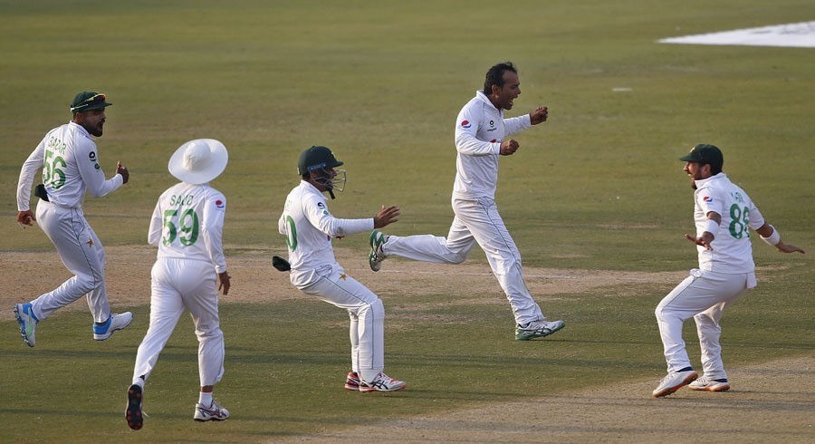 Second Test evenly poised as Pakistan strike at regular intervals