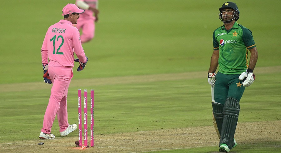 De Kock escapes fake fielding charge after Zaman run out