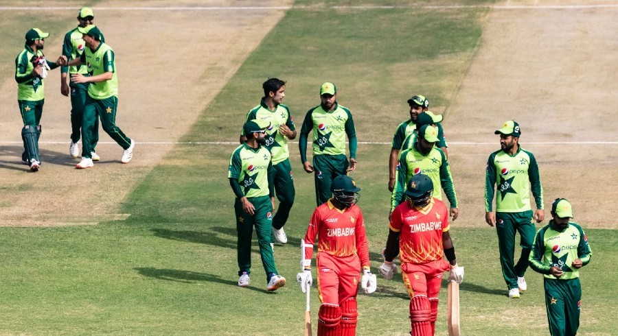 Disciplined Pakistan restrict struggling Zimbabwe to sub-par 118-run total