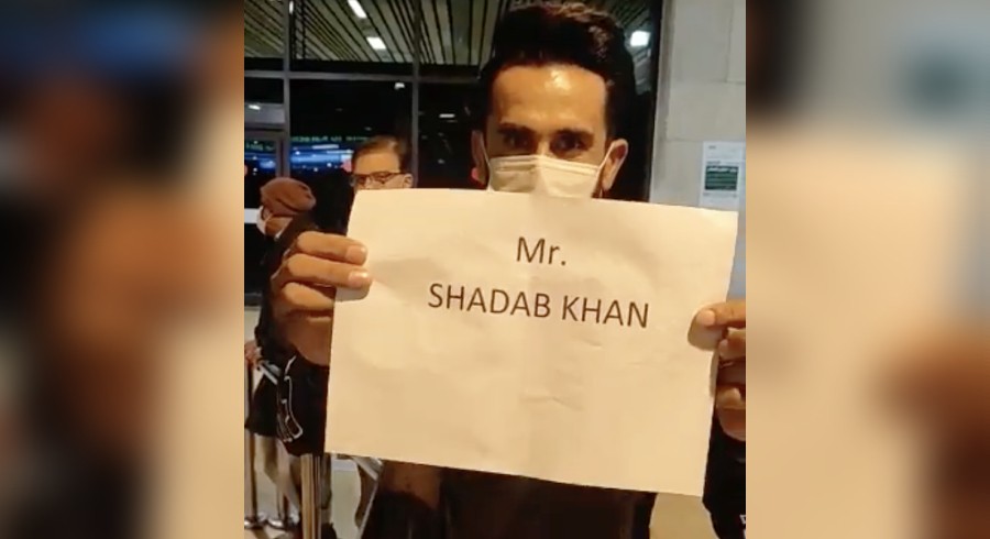 Shadab Khan surprised by Hasan Ali at airport following his BBL stint [VIDEO]
