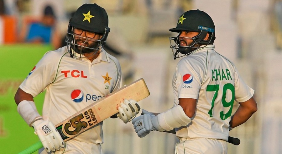 Azhar hits huge 'daddy hundred', Pakistan declare on 476-4
