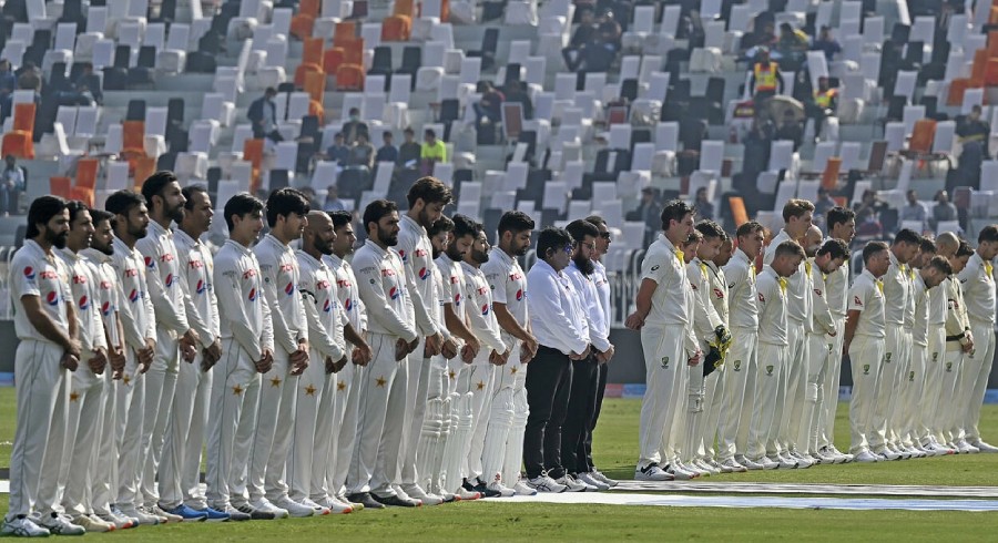 Minute's silence for Warne, black armbands as Pakistan-Australia Test resumes