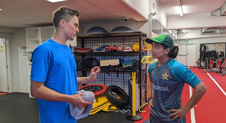 Trent Boult shares bowling tips with Fatima Sana