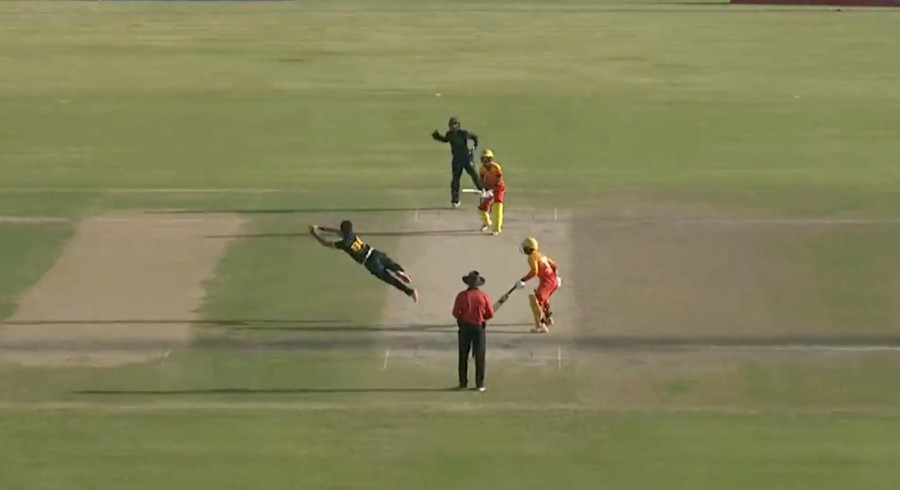 WATCH: Yasir Shah takes an acrobatic catch in Pakistan Cup