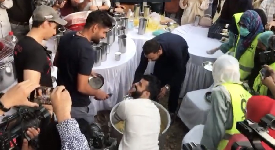 WATCH: Babar, Shadab distribute iftaar on the street of Lahore