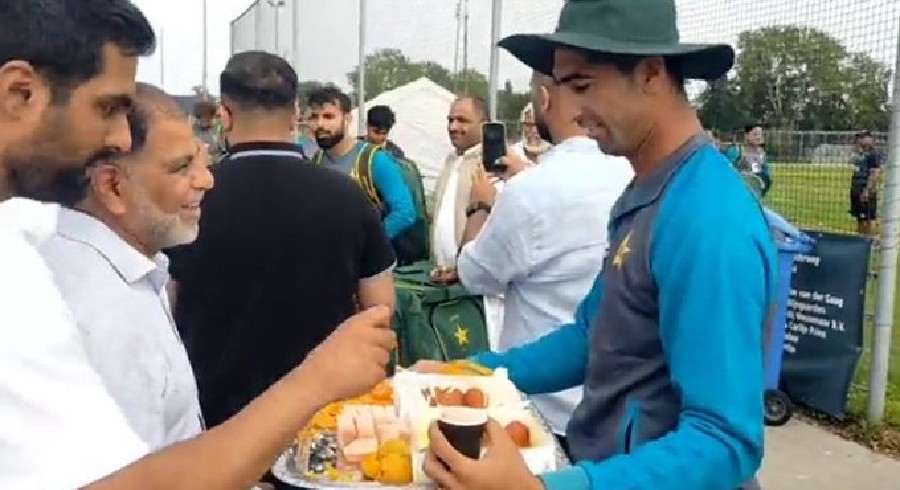 WATCH: Shahnawaz Dahani distributes sweets on birth of Salman Agha's son