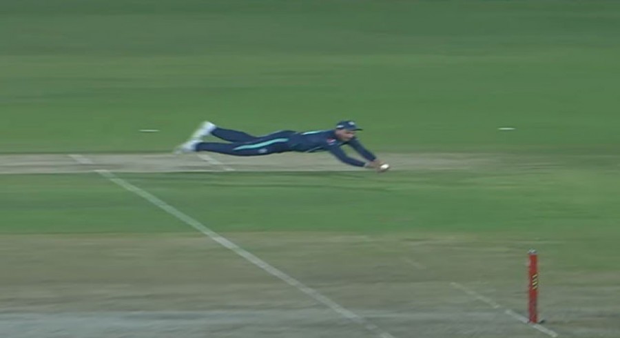 الیکس ہیلز کا شاندار کیچ پکڑنے والے عثمان قادر کی انجری میں بہتری