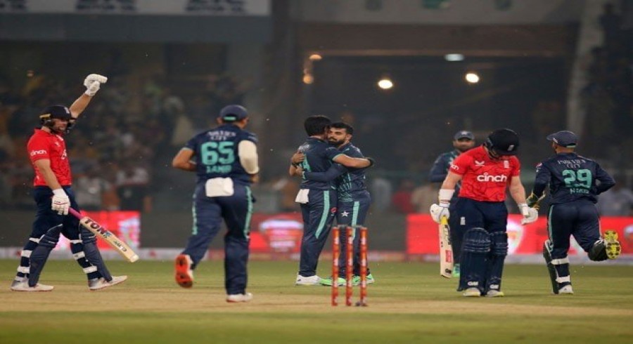 پانچواں ٹی20؛ پاکستان نے انگلینڈ کو 6 رنز سے شکست دے دی