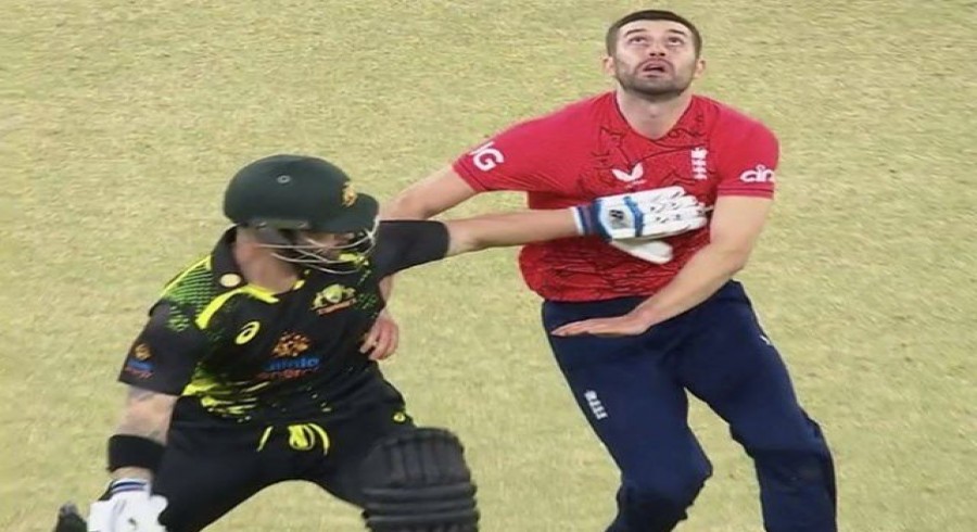 آسٹریلوی بلے باز کی انگلش بولر کو کیچ پکڑنے سے روکنے کی ویڈیو وائرل