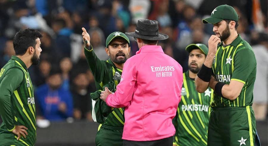 احمد شہزاد نے کوہلی کے اشارے کو ’ڈکٹیشن‘ قرار دے دیا