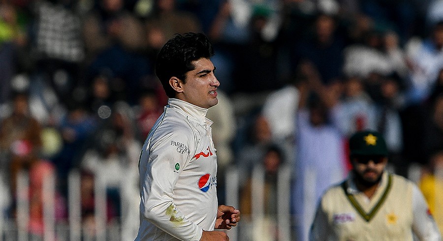 قومی ٹیم کے پیسر نسیم شاہ کراچی ٹیسٹ سے باہر ہوگئے