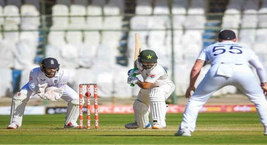 کراچی ٹیسٹ: پاکستان کی انگلینڈ کے خلاف بیٹنگ جاری، 54 رنز پر تین کھلاڑی آؤٹ