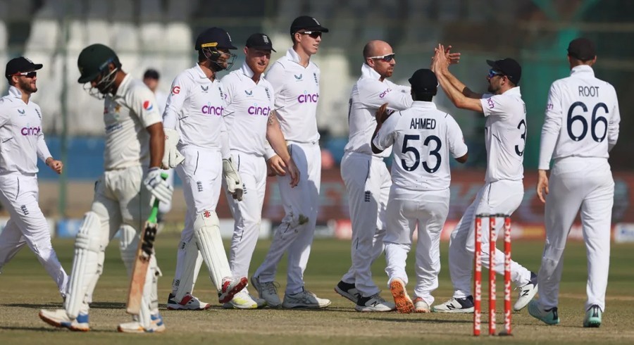 کراچی ٹیسٹ: پاکستان کی پوری ٹیم 216 رنز پر آؤٹ، انگلینڈ کو 167 رنز کا ہدف