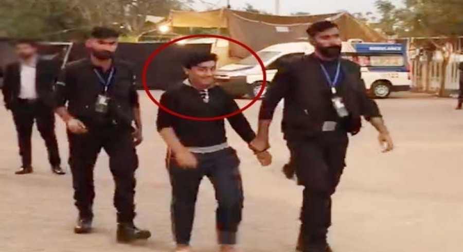 رضوان اور بابر سے ملاقات کے لئے جانے والے مداحوں کے خلاف مقدمہ درج