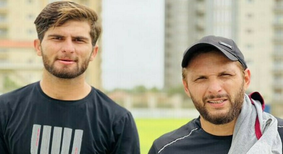 Shahid Afridi points out mistakes in Shaheen Afridi's bowling