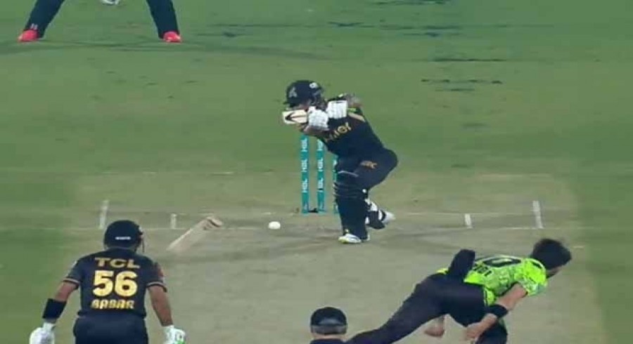 شاہین کی تباہ کن بولنگ، حارث کا بیٹ دو ٹکڑے ہوگیا