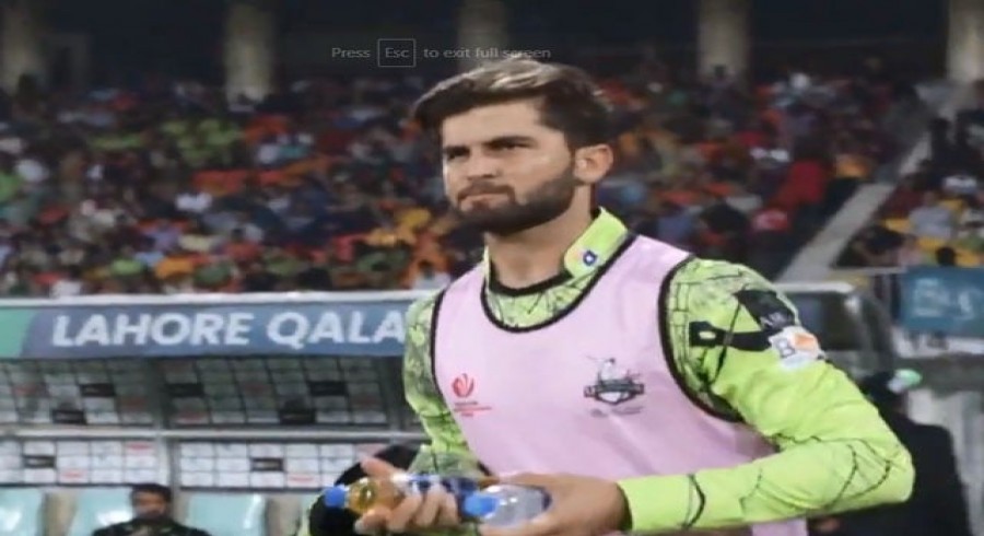 لاہور قلندرز کے کپتان شاہین آفریدی واٹر بوائے بن گئے، ویڈیو وائرل