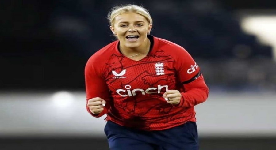 میک اپ کرکے کھیلنے کی وجہ سے ویمن کرکٹر اعتراضات کی زد میں