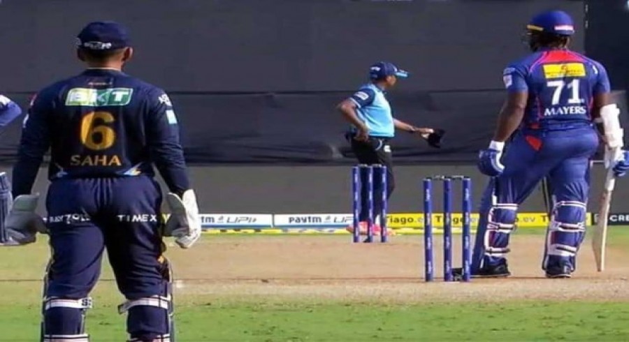 آئی پی ایل میں وکٹ کیپر اُلٹا ٹراؤزر پہن کر میدان میں پہنچ گیا