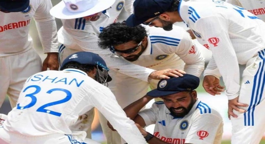 بھارتی کرکٹ ٹیم کی نیلی پٹیوں والی ٹیسٹ کٹ پر انگلیاں اٹھنے لگیں