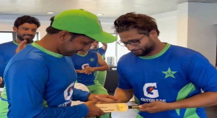 ساتھی کھلاڑیوں کی جانب سے سرفراز احمد کےلیے چھوٹے بیٹ کا تحفہ