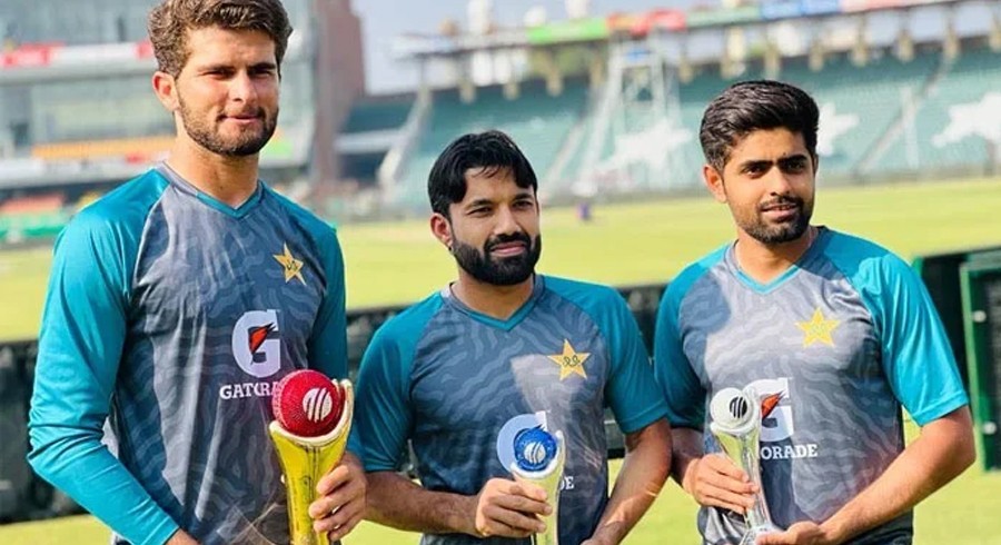 Top Pakistan cricketers offered lucrative contracts