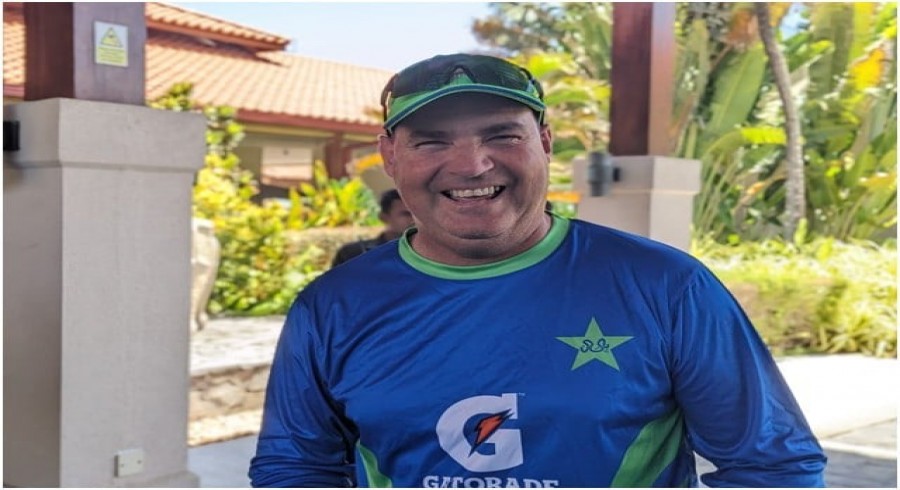 ٹیم ڈائریکٹر مکی آرتھر نے پاکستانی ٹیم کو جوائن کرلیا