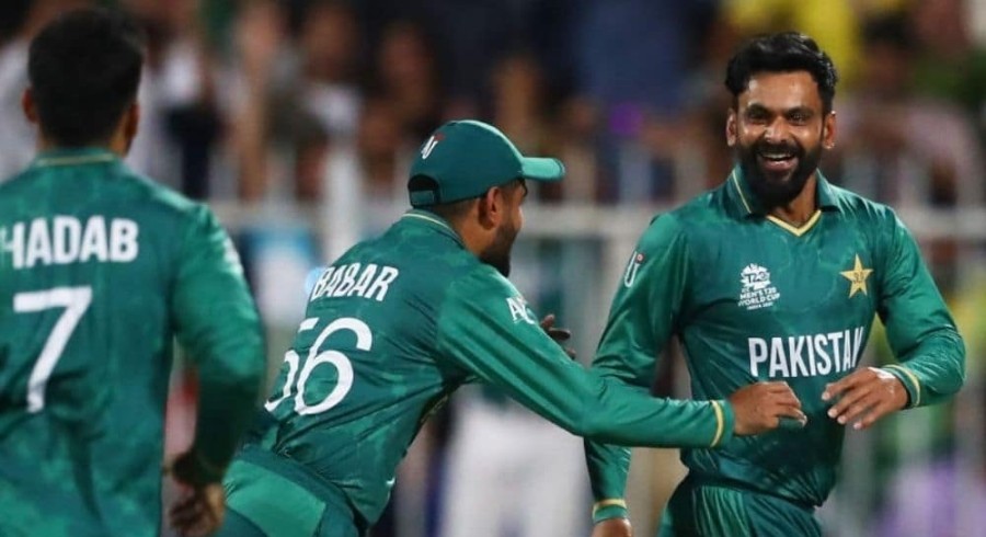Hafeez backs Babar, reveals reason for Shadab's poor form