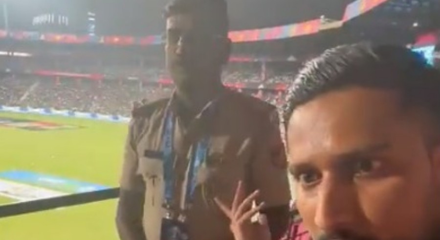 Police stops fan from chanting ‘Pakistan Zindabad’ during World Cup clash