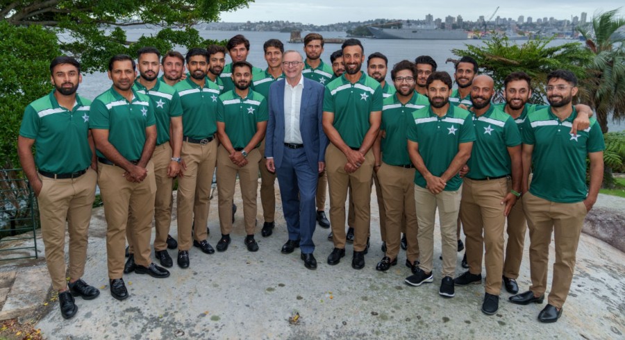 Australian Prime Minister hosts Pakistan cricket team on New Year's Day