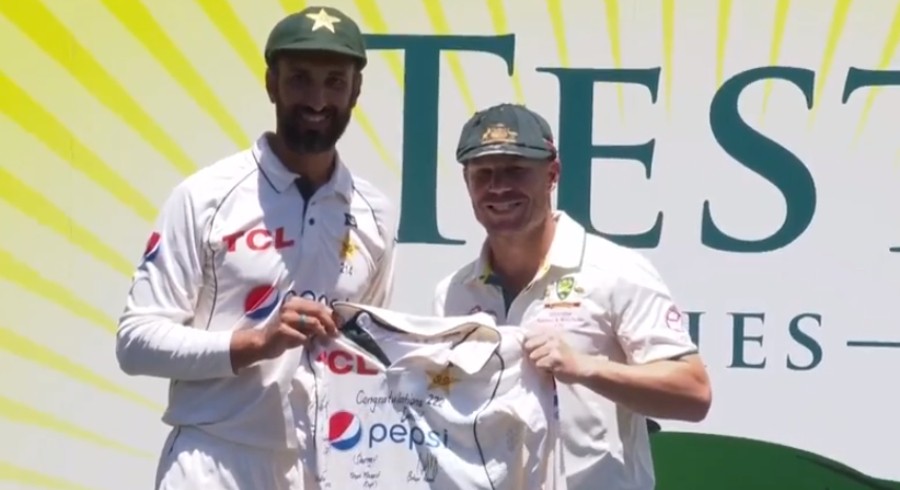 WATCH: Shan Masood presents Babar Azam's signed jersey to David Warner