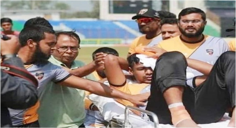بنگلہ دیشی فاسٹ بولر سر پرگیند لگنے کے باعث زخمی، اسپتال منتقل  