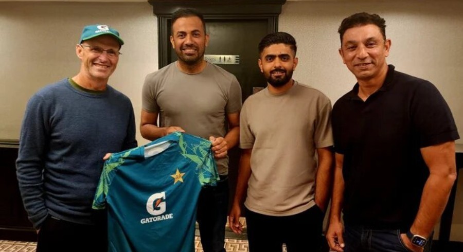 نئے ہیڈ کوچ گیری کرسٹن نے لیڈز میں پاکستان ٹیم کو جوائن کرلیا