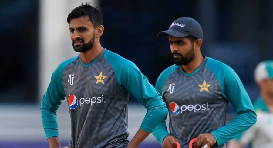 Shoaib Malik gives advice to Babar Azam after defeat in second T20I