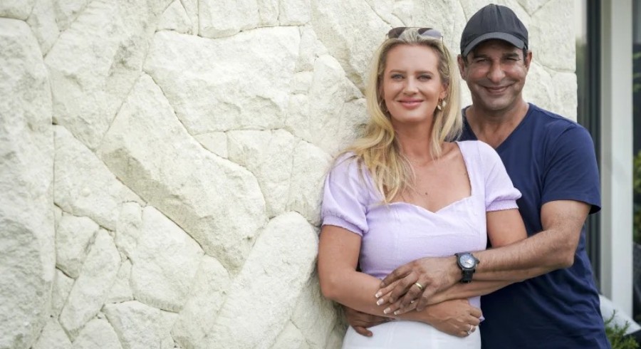 Wasim Akram grooves as he celebrates 11 years with Shaniera