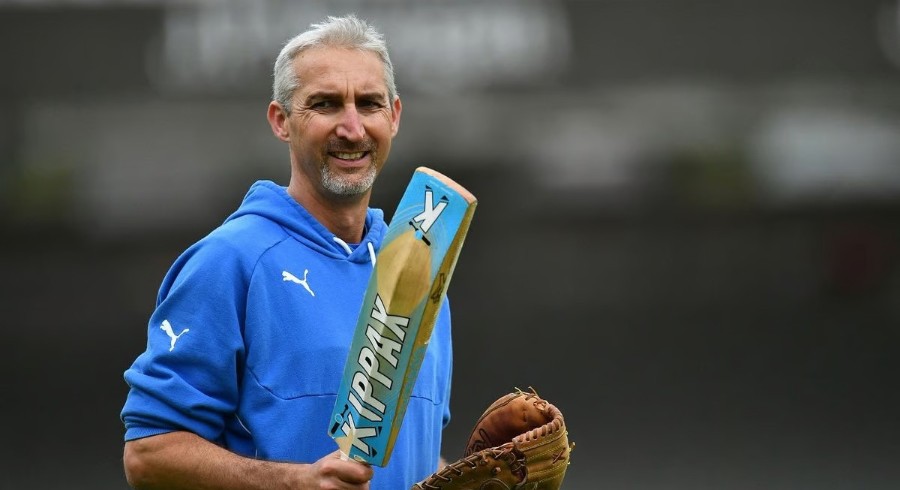 WATCH: Jason Gillespie picks up water bottles after training session in Rawalpindi