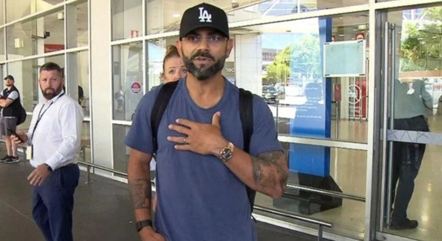 Virat Kohli confronts photographers at Melbourne airport