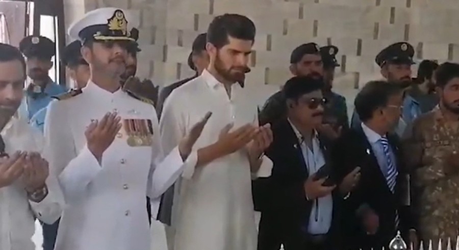 Shaheen Afridi pays homage at Quaid-e-Azam’s mausoleum