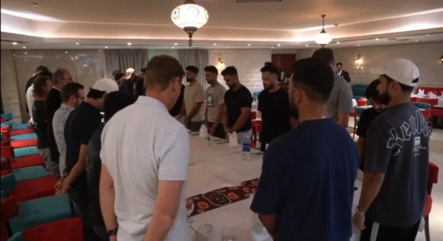 Pakistan team observes silence to mourn Mike Hesson’s mother at pre-camp dinner