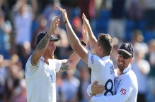 Late wickets boost England's hopes of New Zealand whitewash