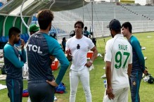 Shoaib Akhtar meets Pakistan Test squad in Rawalpindi
